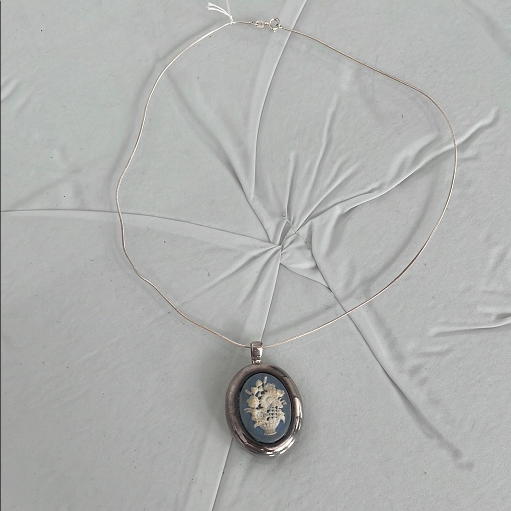 Elegant Silver Cameo Pendant Necklace